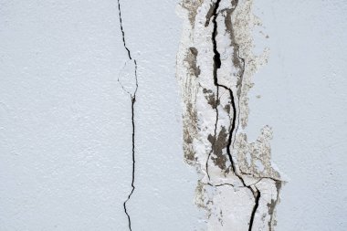 Çatlamış beton duvar dış köşedeki beton duvarda depremle etkilenmiş ve yere çökmüş.