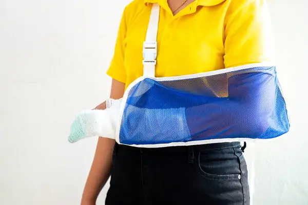 Frauenhand Eingewickelt Weißen Verband Von Unfall Verletzung Unfallversicherung Weiche Schiene Stockbild
