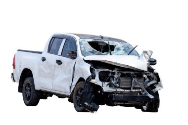 Araba kazası, beyaz pikabın ön ve yan görüntüsü yolda kaza sonucu ağır hasar görmüş. Çarpışmadan sonra hasar gören arabalar. kırpma yolu ile beyaz arkaplanda izole