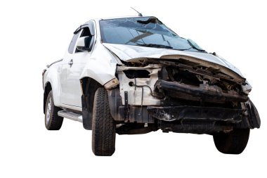 Beyaz pikap aracının ön ve yan tarafları yolda kazara hasar görür. Çarpışmadan sonra hasar gören arabalar. Kırpma yolu olan beyaz arka planda izole edilmiş, yolda araba kazası, bozuk araba.