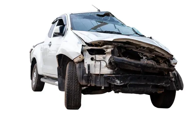 白いピックアップカーの前面と側面は 道路上の事故によって損傷を受けます 衝突後に破損した車両 クリッピングパス 道路上の車のクラッシュバンパー 壊れた車で白い背景に隔離される ストックフォト