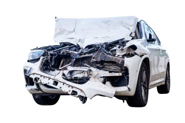 Araba kazası, beyaz arabanın ön ve yan görüntüsü yolda kazara hasar gördü. Çarpışmadan sonra hasar gören arabalar. Kırpma yolu olan beyaz arkaplanda izole edilmiş, araba kazası