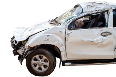 Araba kazası, beyaz arabanın ön ve yan görüntüsü yolda kazara hasar gördü. Çarpışmadan sonra hasar gören arabalar. Kırpma yolu olan beyaz arkaplanda izole edilmiş, araba kazası