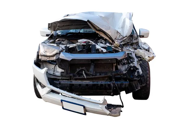 自動車事故 白いピックアップカーのフロントビューは 道路上の事故によって損傷を受けます 衝突後に破損した車両 クリッピングパスで白い背景に隔離された ロイヤリティフリーのストック写真