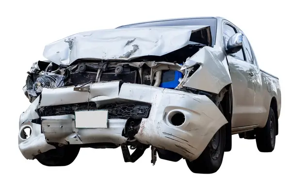 グレーまたはブロンズピックアップカーの前部は 道路上の事故によって損傷を受けます 衝突後に破損した車両 クリッピングパスで白い背景に隔離された ロイヤリティフリーのストック写真