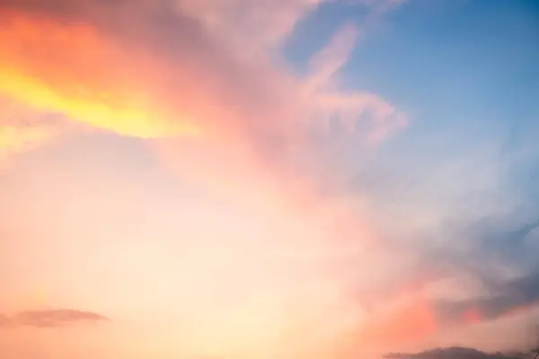 美しい 贅沢な柔らかい勾配のオレンジ色の黄金の雲および青空の日光は 永遠の トワイライト 大きいサイズ 高い定義の風景の写真を取ります ストック写真