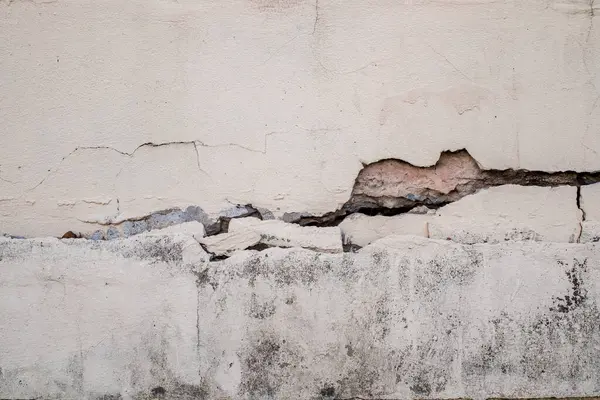 Çatlamış Beton Duvar Dış Köşedeki Beton Duvarda Depremle Etkilenmiş Yere Telifsiz Stok Imajlar