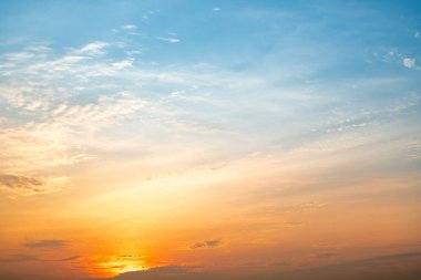 Güzel, lüks, yumuşak turuncu altın bulutlar ve mavi gökyüzünde güneş ışığı arka plan için mükemmel, her şeyi alın, Alacakaranlık, büyük boy, yüksek çözünürlüklü manzara fotoğrafı