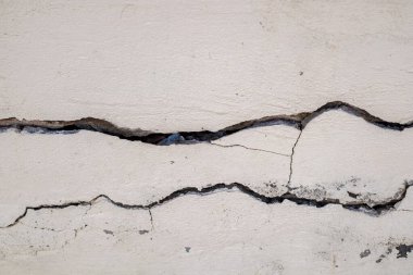 Çatlamış beton duvar dış köşedeki beton duvarda depremle etkilenmiş ve yere çökmüş.