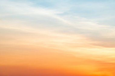 Güzel, lüks, yumuşak turuncu altın bulutlar ve mavi gökyüzünde güneş ışığı arka plan için mükemmel, her şeyi alın, Alacakaranlık, büyük boy, yüksek çözünürlüklü manzara fotoğrafı