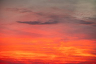 Güzel, lüks, yumuşak turuncu altın bulutlar ve mavi gökyüzünde güneş ışığı arka plan için mükemmel, her şeyi alın, Alacakaranlık, büyük boy, yüksek çözünürlüklü manzara fotoğrafı