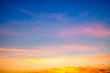 Güzel, lüks, yumuşak turuncu altın bulutlar ve mavi gökyüzünde güneş ışığı arka plan için mükemmel, her şeyi alın, Alacakaranlık, büyük boy, yüksek çözünürlüklü manzara fotoğrafı