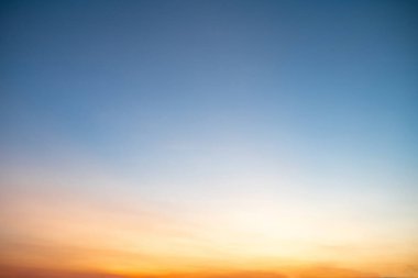 Güzel, lüks, yumuşak turuncu altın bulutlar ve mavi gökyüzünde güneş ışığı arka plan için mükemmel, her şeyi alın, Alacakaranlık, büyük boy, yüksek çözünürlüklü manzara fotoğrafı