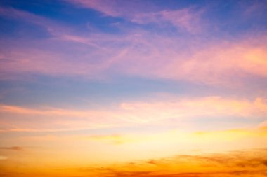 Güzel, lüks, yumuşak turuncu altın bulutlar ve mavi gökyüzünde güneş ışığı arka plan için mükemmel, her şeyi alın, Alacakaranlık, büyük boy, yüksek çözünürlüklü manzara fotoğrafı