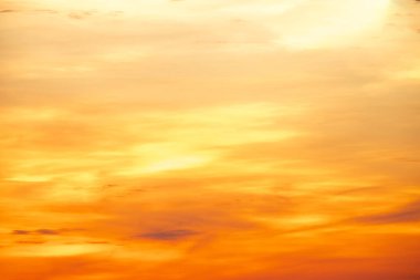 Güzel, lüks, yumuşak turuncu altın bulutlar ve mavi gökyüzünde güneş ışığı arka plan için mükemmel, her şeyi alın, Alacakaranlık, büyük boy, yüksek çözünürlüklü manzara fotoğrafı