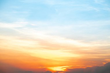 Güzel, lüks, yumuşak turuncu altın bulutlar ve mavi gökyüzünde güneş ışığı arka plan için mükemmel, her şeyi alın, Alacakaranlık, büyük boy, yüksek çözünürlüklü manzara fotoğrafı