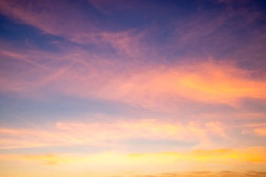 Güzel, lüks, yumuşak turuncu altın bulutlar ve mavi gökyüzünde güneş ışığı arka plan için mükemmel, her şeyi alın, Alacakaranlık, büyük boy, yüksek çözünürlüklü manzara fotoğrafı