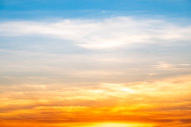 Güzel, lüks, yumuşak turuncu altın bulutlar ve mavi gökyüzünde güneş ışığı arka plan için mükemmel, her şeyi alın, Alacakaranlık, büyük boy, yüksek çözünürlüklü manzara fotoğrafı