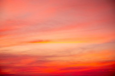 Güzel, lüks, yumuşak turuncu altın bulutlar ve mavi gökyüzünde güneş ışığı arka plan için mükemmel, her şeyi alın, Alacakaranlık, büyük boy, yüksek çözünürlüklü manzara fotoğrafı