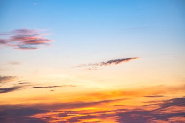 Güzel, lüks, yumuşak turuncu altın bulutlar ve mavi gökyüzünde güneş ışığı arka plan için mükemmel, her şeyi alın, Alacakaranlık, büyük boy, yüksek çözünürlüklü manzara fotoğrafı