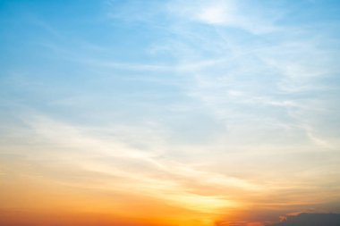 Güzel, lüks, yumuşak turuncu altın bulutlar ve mavi gökyüzünde güneş ışığı arka plan için mükemmel, her şeyi alın, Alacakaranlık, büyük boy, yüksek çözünürlüklü manzara fotoğrafı