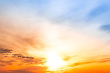 Güzel, lüks, yumuşak turuncu altın bulutlar ve mavi gökyüzünde güneş ışığı arka plan için mükemmel, her şeyi alın, Alacakaranlık, büyük boy, yüksek çözünürlüklü manzara fotoğrafı