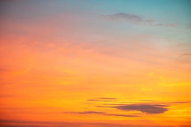 Güzel, lüks, yumuşak turuncu altın bulutlar ve mavi gökyüzünde güneş ışığı arka plan için mükemmel, her şeyi alın, Alacakaranlık, büyük boy, yüksek çözünürlüklü manzara fotoğrafı