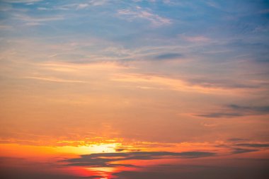 Güzel, lüks, yumuşak turuncu altın bulutlar ve mavi gökyüzünde güneş ışığı arka plan için mükemmel, her şeyi alın, Alacakaranlık, büyük boy, yüksek çözünürlüklü manzara fotoğrafı