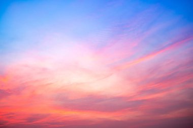 Güzel, lüks, yumuşak turuncu altın bulutlar ve mavi gökyüzünde güneş ışığı arka plan için mükemmel, her şeyi alın, Alacakaranlık, büyük boy, yüksek çözünürlüklü manzara fotoğrafı