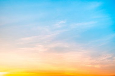 Güzel, lüks, yumuşak turuncu altın bulutlar ve mavi gökyüzünde güneş ışığı arka plan için mükemmel, her şeyi alın, Alacakaranlık, büyük boy, yüksek çözünürlüklü manzara fotoğrafı