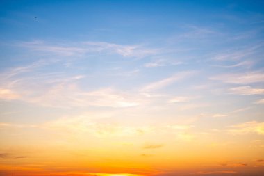 Güzel, lüks, yumuşak turuncu altın bulutlar ve mavi gökyüzünde güneş ışığı arka plan için mükemmel, her şeyi alın, Alacakaranlık, büyük boy, yüksek çözünürlüklü manzara fotoğrafı