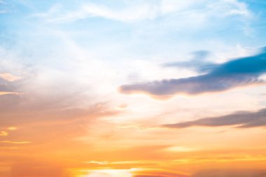 Güzel, lüks, yumuşak turuncu altın bulutlar ve mavi gökyüzünde güneş ışığı arka plan için mükemmel, her şeyi alın, Alacakaranlık, büyük boy, yüksek çözünürlüklü manzara fotoğrafı