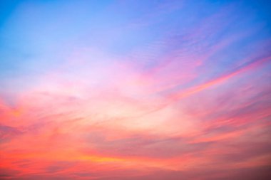 Güzel, lüks, yumuşak turuncu altın bulutlar ve mavi gökyüzünde güneş ışığı arka plan için mükemmel, her şeyi alın, Alacakaranlık, büyük boy, yüksek çözünürlüklü manzara fotoğrafı