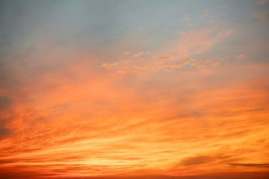 Güzel, lüks, yumuşak turuncu altın bulutlar ve mavi gökyüzünde güneş ışığı arka plan için mükemmel, her şeyi alın, Alacakaranlık, büyük boy, yüksek çözünürlüklü manzara fotoğrafı