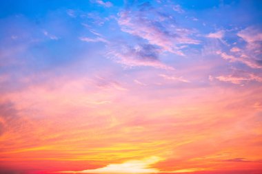 Güzel, lüks, yumuşak turuncu altın bulutlar ve mavi gökyüzünde güneş ışığı arka plan için mükemmel, her şeyi alın, Alacakaranlık, büyük boy, yüksek çözünürlüklü manzara fotoğrafı