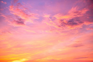 Güzel, lüks, yumuşak turuncu altın bulutlar ve mavi gökyüzünde güneş ışığı arka plan için mükemmel, her şeyi alın, Alacakaranlık, büyük boy, yüksek çözünürlüklü manzara fotoğrafı