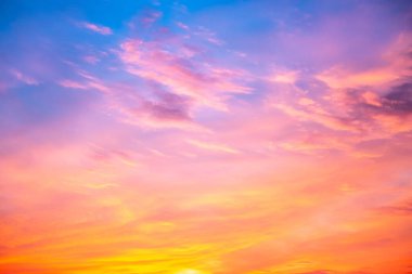 Güzel, lüks, yumuşak turuncu altın bulutlar ve mavi gökyüzünde güneş ışığı arka plan için mükemmel, her şeyi alın, Alacakaranlık, büyük boy, yüksek çözünürlüklü manzara fotoğrafı