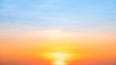 Güzel, lüks, yumuşak turuncu altın bulutlar ve mavi gökyüzünde güneş ışığı arka plan için mükemmel, her şeyi alın, Alacakaranlık, büyük boy, yüksek çözünürlüklü manzara fotoğrafı