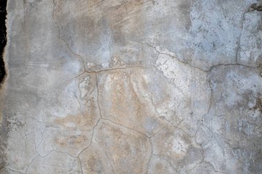 Çatlamış beton duvar dış köşedeki beton duvarda depremle etkilenmiş ve yere çökmüş.