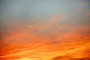 Güzel, lüks, yumuşak turuncu altın bulutlar ve mavi gökyüzünde güneş ışığı arka plan için mükemmel, her şeyi alın, Alacakaranlık, büyük boy, yüksek çözünürlüklü manzara fotoğrafı