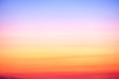 Güzel, lüks, yumuşak turuncu altın bulutlar ve mavi gökyüzünde güneş ışığı arka plan için mükemmel, her şeyi alın, Alacakaranlık, büyük boy, yüksek çözünürlüklü manzara fotoğrafı