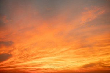 Güzel, lüks, yumuşak turuncu altın bulutlar ve mavi gökyüzünde güneş ışığı arka plan için mükemmel, her şeyi alın, Alacakaranlık, büyük boy, yüksek çözünürlüklü manzara fotoğrafı