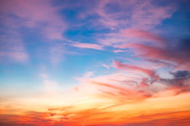 Güzel, lüks, yumuşak turuncu altın bulutlar ve mavi gökyüzünde güneş ışığı arka plan için mükemmel, her şeyi alın, Alacakaranlık, büyük boy, yüksek çözünürlüklü manzara fotoğrafı