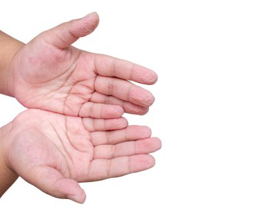 Havuzda uzun süre oynadıktan sonra kızın elleri buruşuk parmaklarını kırıştırıyor. Kırpma yolu olan beyaz arka planda izole edilmiş, genç bir kadının parmaklarında kırışıklıklar var.