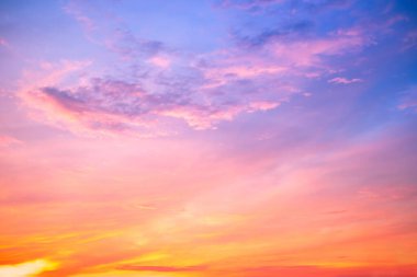 Güzel, lüks, yumuşak turuncu altın bulutlar ve mavi gökyüzünde güneş ışığı arka plan için mükemmel, her şeyi alın, Alacakaranlık, büyük boy, yüksek çözünürlüklü manzara fotoğrafı