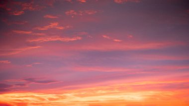 Güzel, lüks, yumuşak turuncu altın bulutlar ve mavi gökyüzünde güneş ışığı arka plan için mükemmel, her şeyi alın, Alacakaranlık, büyük boy, yüksek çözünürlüklü manzara fotoğrafı