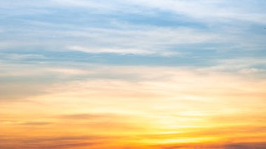 Güzel, lüks, yumuşak turuncu altın bulutlar ve mavi gökyüzünde güneş ışığı arka plan için mükemmel, her şeyi alın, Alacakaranlık, büyük boy, yüksek çözünürlüklü manzara fotoğrafı