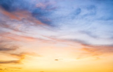 Güzel, lüks, yumuşak turuncu altın bulutlar ve mavi gökyüzünde güneş ışığı arka plan için mükemmel, her şeyi alın, Alacakaranlık, büyük boy, yüksek çözünürlüklü manzara fotoğrafı