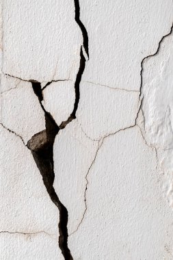 Çatlamış beton duvar dış köşedeki beton duvarda depremle etkilenmiş ve yere çökmüş.