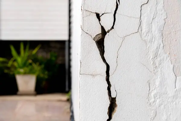 Çatlamış beton duvar dış köşedeki beton duvarda depremle etkilenmiş ve yere çökmüş.